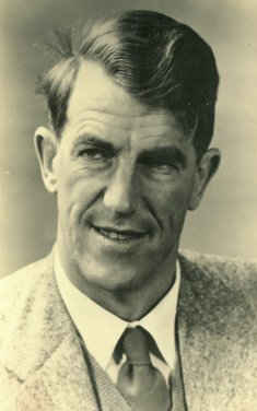 This photograph of Sir Edmund Hillary is exclusive to &#39;Welcome To New Zealand&#39;. (With grateful thanks to A. Thorpe). - hillary-alys
