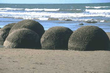 Moeraki Boulders (Don Hadden hadden@ihug.co.nz Copyright )