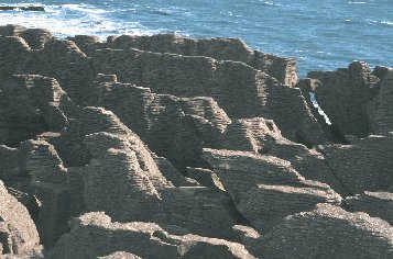 Punakaiki 'Pancake' Rocks (Don Hadden hadden@ihug.co.nz Copyright )